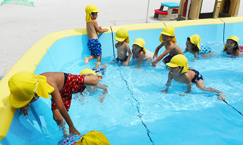 山口県岩国市たかもり本陣保育園のプール遊び